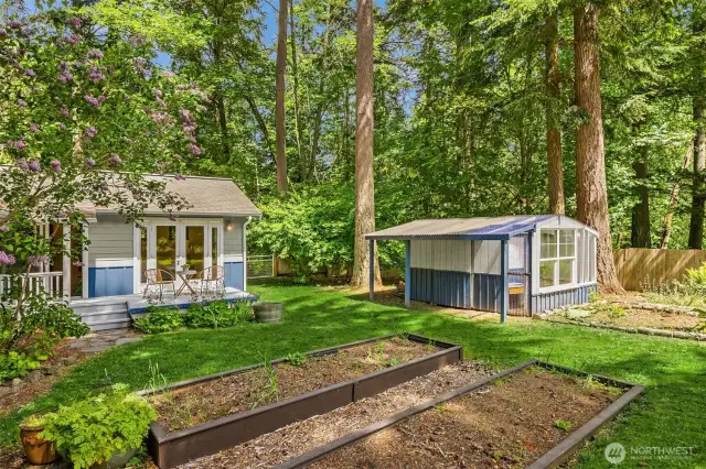 The garden shed, vegetables beds.