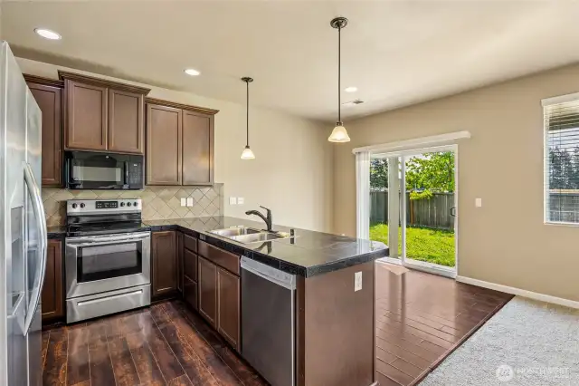 Kitchen & Dining