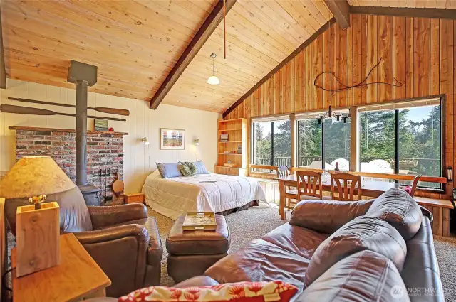 Truly a treehouse, unique setting.  Just minutes in all directions to the beaches of Camano Island and the dungeoness crab waiting for your catch of the day!