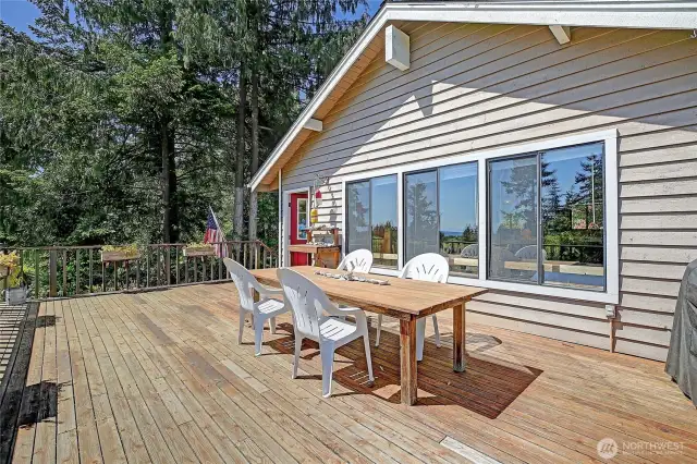 Large deck, barbecue, plenty of space to soak up the sun, laugh, play and enjoy life.
