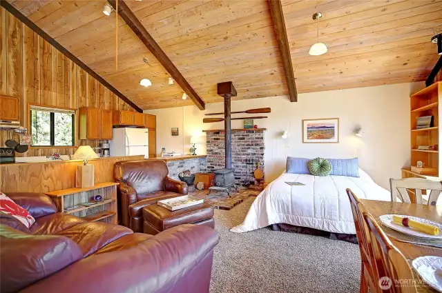 Cozy up in this wonderfully unique setting.  Oversized furnishings, warm interior! Lots of wood ready to burn.  Totally efficient and fun cabin!