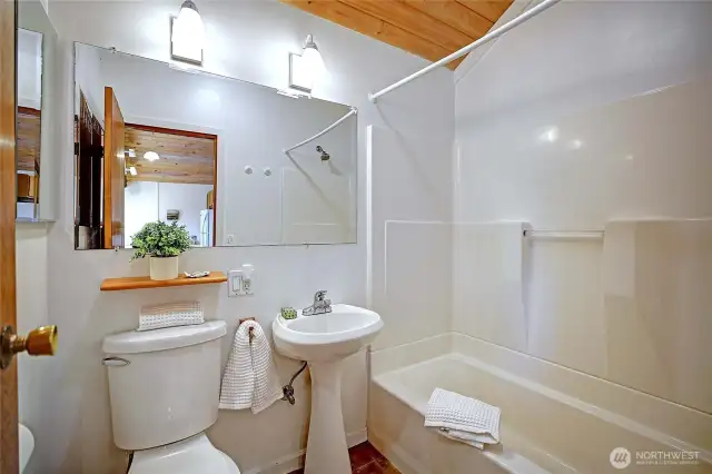 Full Bath, great water pressure.