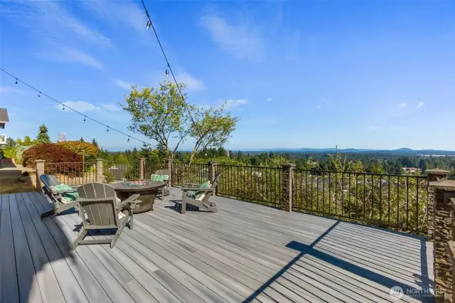The lower deck offers great space for dining, games or relaxation... while appreciating the views!