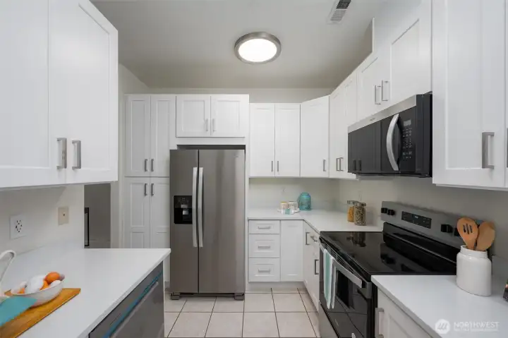 Fully remodeled kitchen and brand new SS appliances!