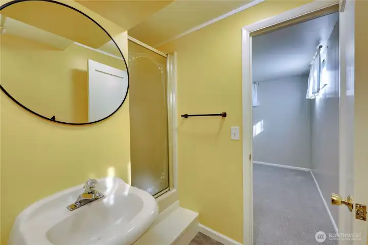 Another view of the bathroom.