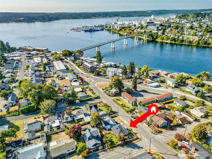 Location is prime to commuting to Seattle or PSNS!