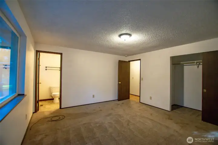 Primary bedroom w/ 3/4 shower ensuite