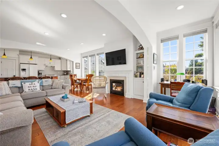 Entering the door to the bright and airie living space.