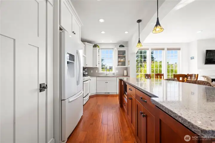 Beautiful open and large kitchen with ganite counter tops