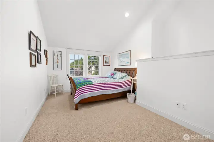 Another guestroom with space for doing projects