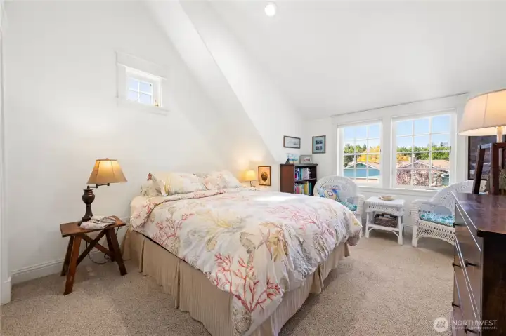 Guest room with plenty of space for seating