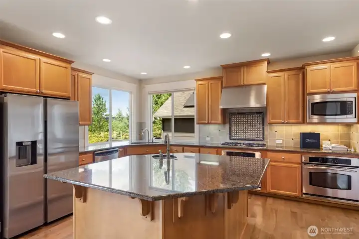 Beautiful kitchen with so many cabinets and 2 ovens!