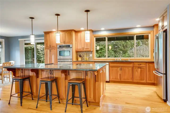 Grab a meal on the go, or use this island for entertaining or culinary creations.