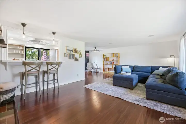 Bright, open concept living and diining room