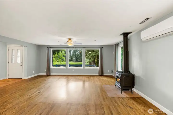 Large Living Area. Faces the Back and the Beautiful Lake.