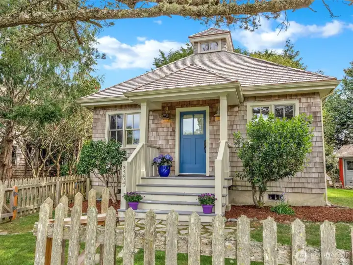 Charming coastal bungalow in historic Oysterville, a National Historic District