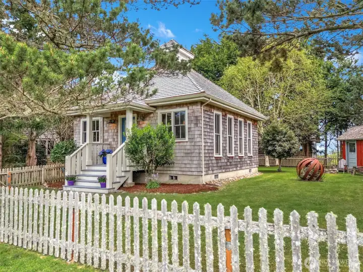 Private setting with mature landscaping near Willapa Bay