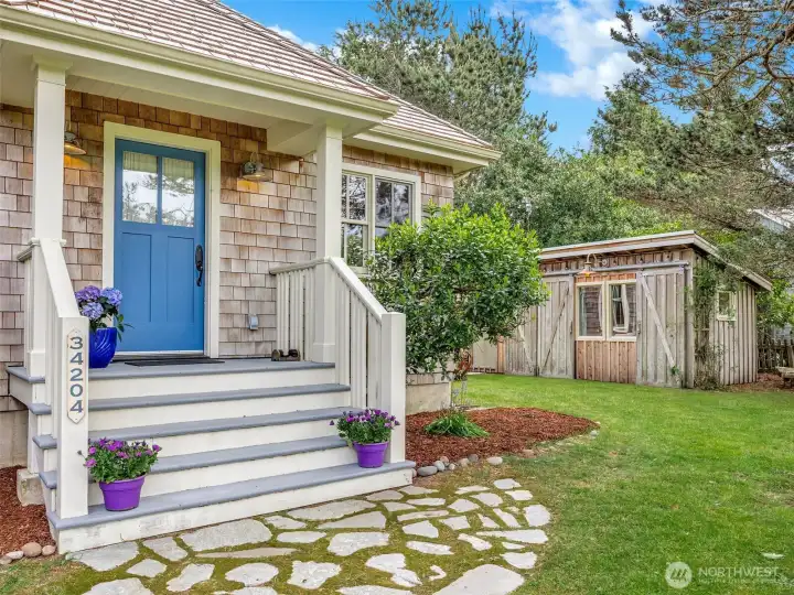 Cottage exterior with simple coastal design in Oysterville