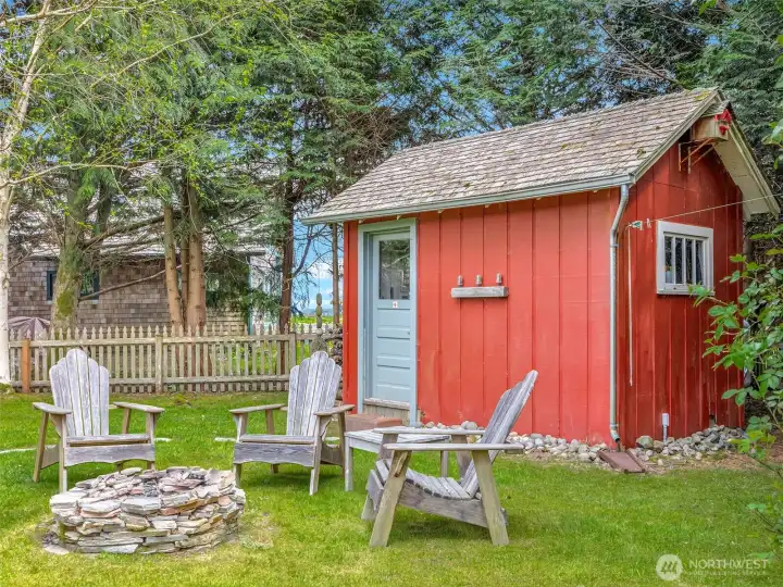 Additional outbuilding with surrounding greenery
