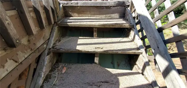 please do not use stairs to the deck please do not use stairs to the deck