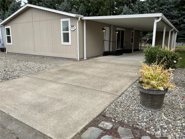 Another view of the front of the home. Thanks for viewing!