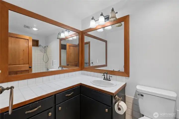Main floor hallway full bath