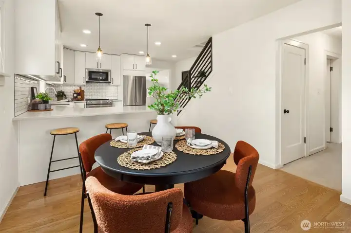 Dining area flowing seamlessly into kitchen. Dining area flowing seamlessly into kitchen.