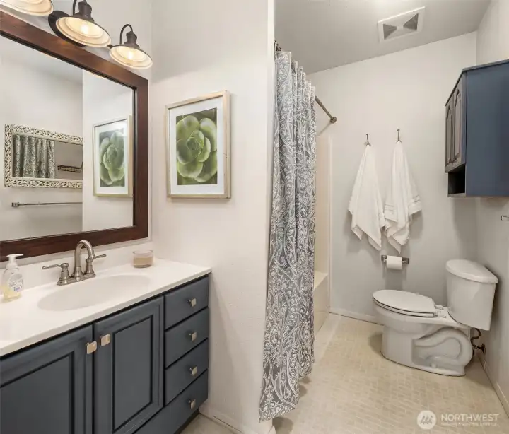 Full bathroom. Full bathroom.