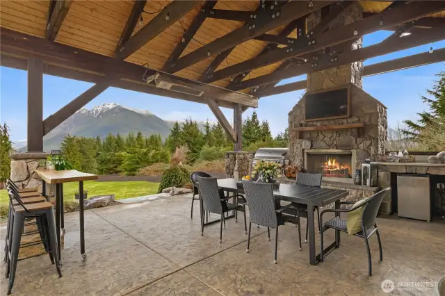 Entertain in style, no matter the season. The covered, heated patio offers seamless indoor-outdoor living, with wide French doors opening to breathtaking views. Watch the game, sip a Scotch by the fireplace, or host everything from intimate gatherings to lively celebrations—this home’s effortless flow is designed for it all. And best of all, it all comes with a spectacular view!