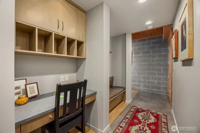 Planning desk in the entry area