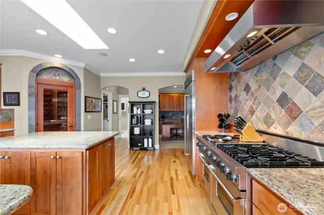 Plus, Subzero fridge & 6 burner Instahot Viking cooking range