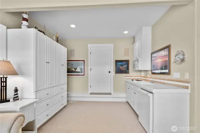 Customizable space with kitchenette