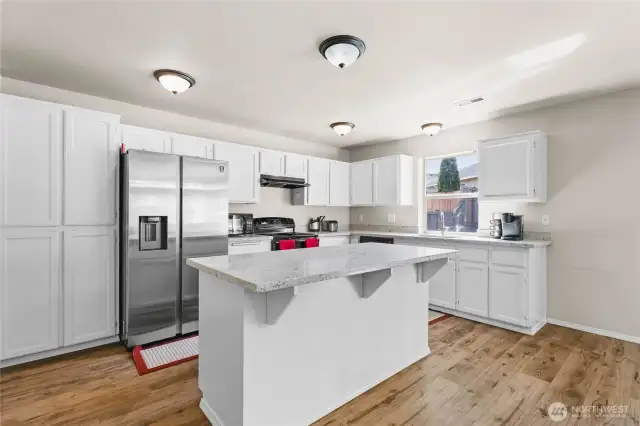 Quartz Countertops with Island & Bar Seating