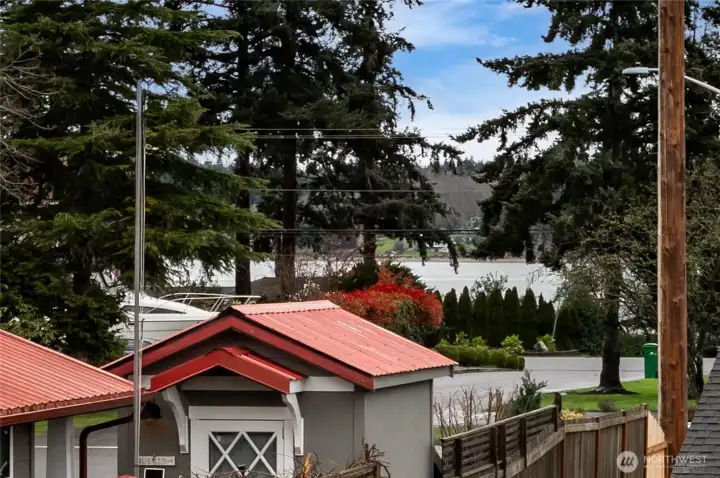 Close up view of the peekaboo views of the water.