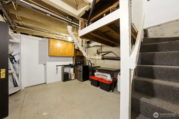 Lower storage room 3/4
