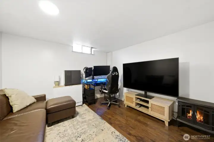 Lower flex room