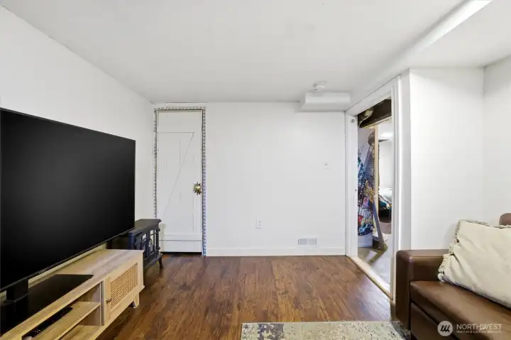 Lower flex room to flex room door