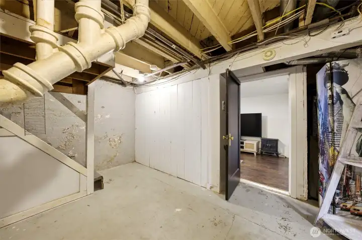 Lower storage room to staircase 3/4