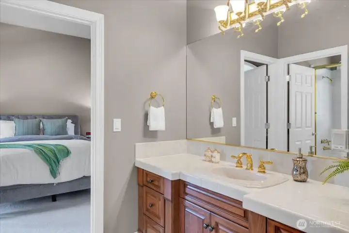 Jack N Jill bath between both bedrooms downstairs