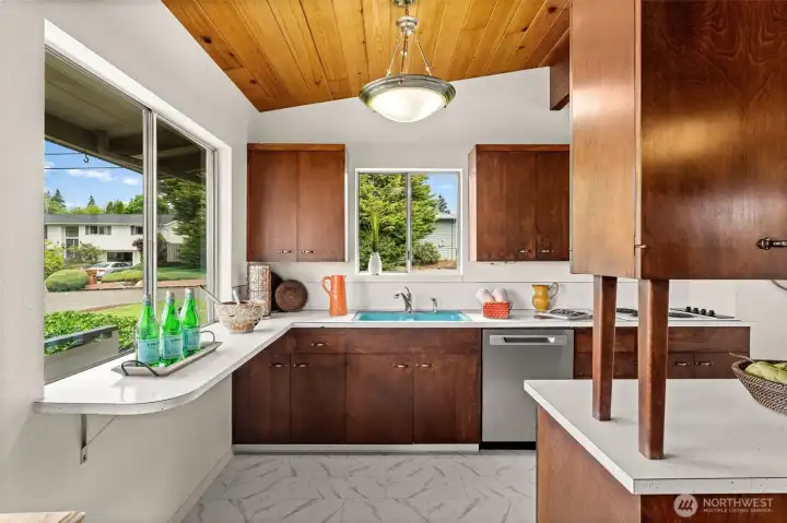 Kitchen with eating bar
