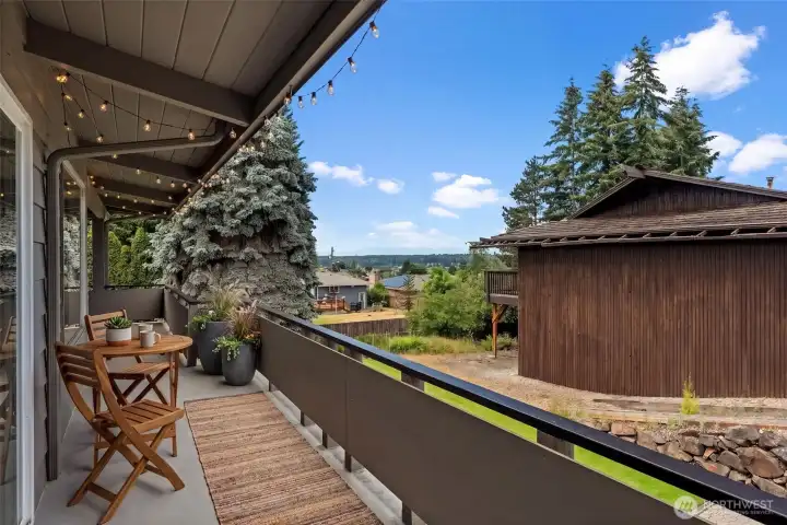 Deck off main virtually staged