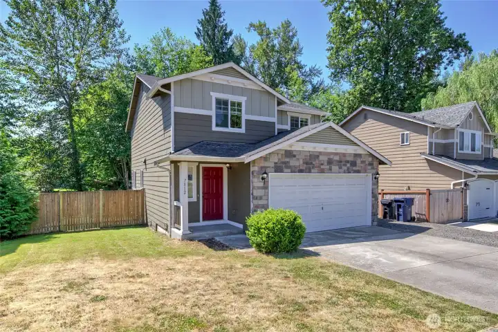 Spacious front yard! Spacious front yard!