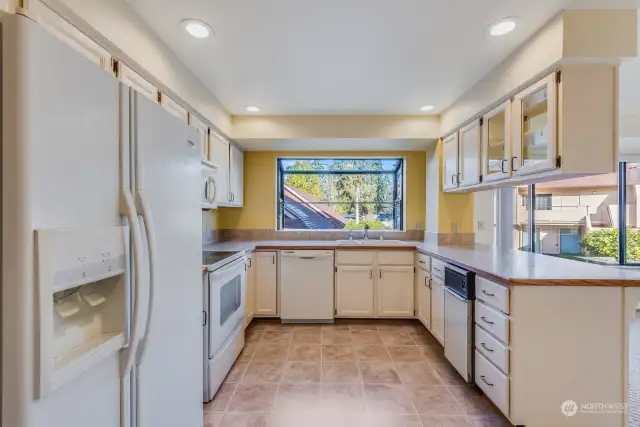 Kitchen includes all appliances including trash compator