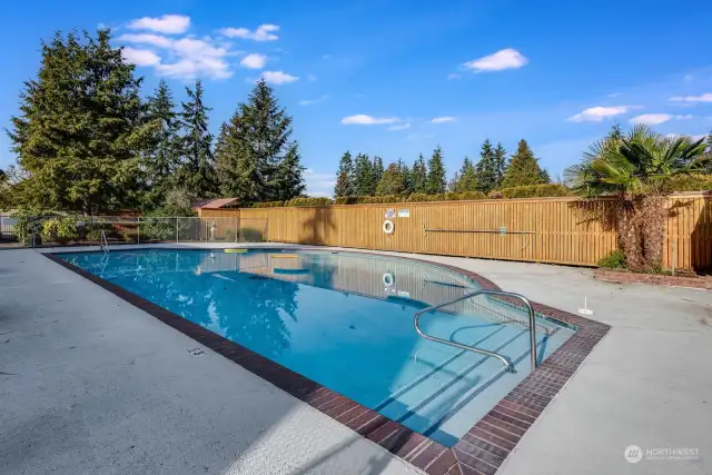 Swimming Pool and Jacuzzi outside Clubhouse enjoy pool aerobics in summer!