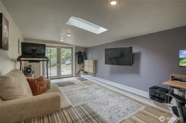 Bonus room with slider to driveway