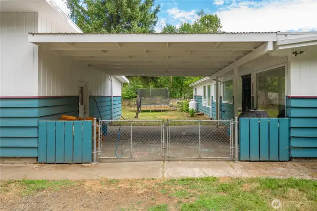 Breezeway is also fenced for easy access to letting dogs and/or kids in/out of the house