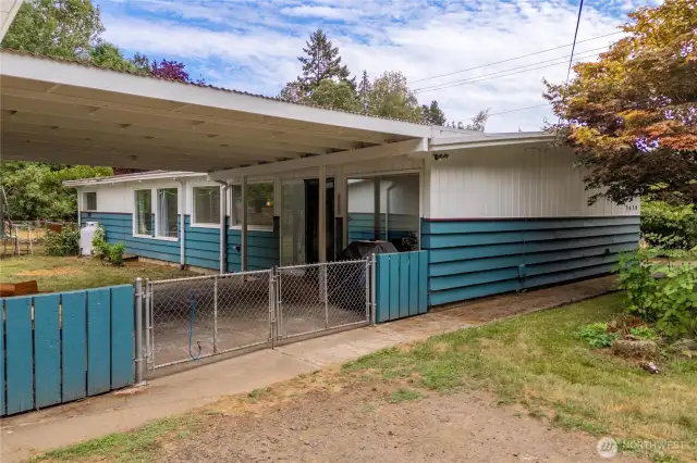 There is also a walkway to the front of the house
