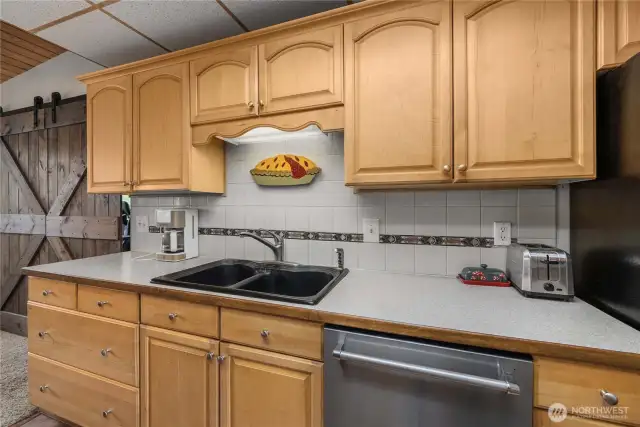 I love the black sink!