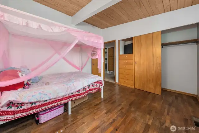 Also has built in storage