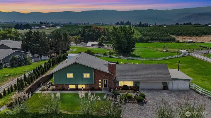 Country living with views, pasture, pool and minutes from town